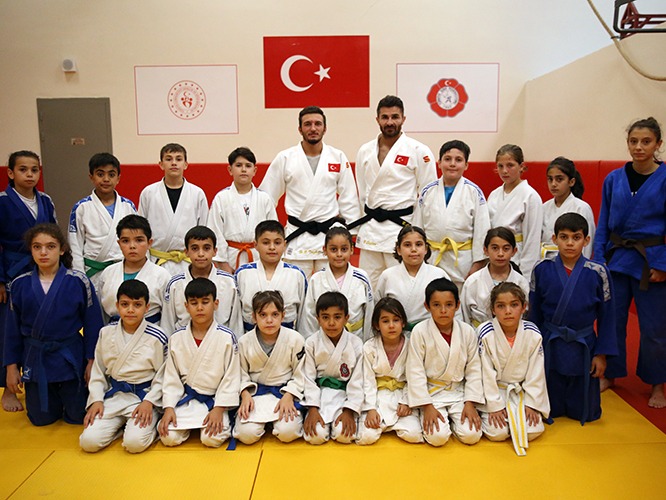 Antrenörlük Eğitimi Bölümü Öğretim Üyesi Doç. Dr. Bayram Ceylan'ın hayata geçirdiği sosyal sorumluluk projesi