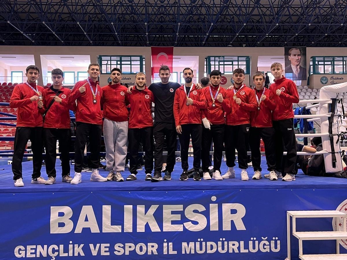 Üniversitemiz Üniversiteler arası Kick Boks Şampiyonasında Takım Olarak Türkiye Üçüncüsü Oldu