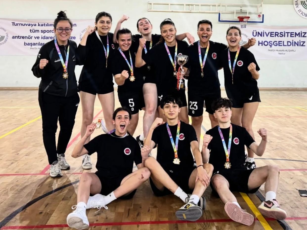 Kadın Futsal Takımımız Namağlup Bölge Şampiyonu Oldu